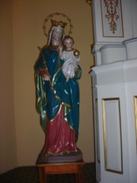 Une statue de la Vierge à l'Enfant est située à gauche du maître-autel.