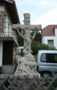 Une croix est élevée à la jonction de la rue des Alliés et de celle de Sarreguemines.