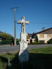 Dans la rue de Montbronn, à Rohrbach-lès-Bitche, une croix est caractéristique des croix du XIXe siècle.