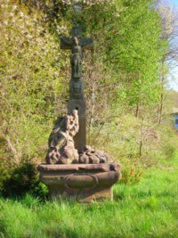 La croix de chemin, signée Michel Mihm, date de 1775 et se situe à l'entrée du village de Siersthal en venant de Bitche.