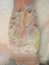Le fût de la croix située rue de la fontaine à Siersthal représente la Sainte Vierge et saint Joseph.