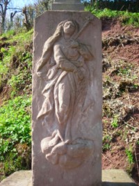 Notre-Dame des Sept Douleurs apparaît sur la croix monumentale du hameau de Holbach à Siersthal.
