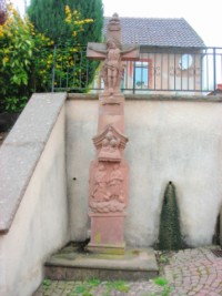 Dans le hameau de Holbach à Siersthal, la croix monumentale de 1810 se situe dans la montée menant au sanctuaire Notre-Dame-de-Fatima.