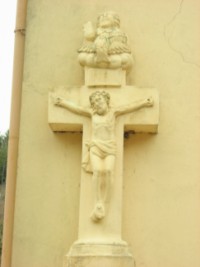 Les trois personnes de la Sainte-Trinité sont représentées sur le croisillon d'une croix du hameau de Holbach, à Siersthal.
