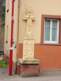 La croix située rue de Volmunster.