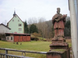Le hameau de Holbach à Siersthal et la statue de saint Jean Népomucène (Skt. Johannes Nepomuk) sur le pont enjambeant la Schwalb.