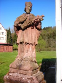 Saint Jean Népomucène, appelé localement St. Johannes Nepomuk, veille sur le pont du Kleinbächel à Holbach.