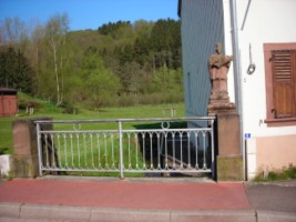 Dans le hameau de Holbach à Siersthal, une statue de saint Jean Népomucène se situe en bordure du petit pont qui enjambe le ruisseau du Kleinbächel, un affluent de la Schwalb.