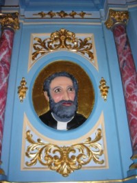 Un médaillon représentant saint Pierre Fourier est ajouté en 1901-1902.