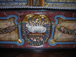 Le motif de l'Agneau de Dieu est représenté sur le tombeau du maître-autel de l'église Saint-Marc de Siersthal, rappelant le saint Sacrifice qui est offert à l'autel lors de la messe.