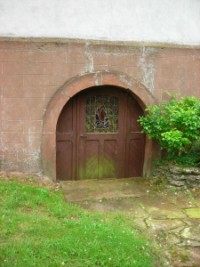 La porte de l'ossuaire de Siersthal, situé sous la sacrisite de l'église Saint-Marc.