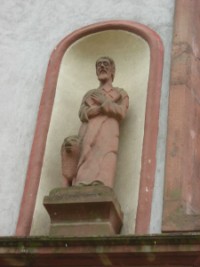 Dominant la place du village, une grande statue en grès rose de saint Marc, patron de la paroisse, est installée dans une niche creusée dans le mur gauche de la nef de l'église de Siersthal.