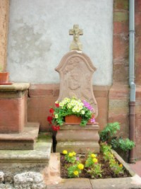 Le frère Adam Finck, dernier ermite de la chapelle Sainte-Vérène à Enchenberg, qui dépendait de la paroisse de Siersthal, est décédé en 1778. Sa tombe se situe toujours devant l'église Saint-Marc.