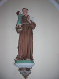Une statue de saint Antoine de Padoue, portant l'Enfant-Jésus, est située à la tribune de l'église Saint-Marc de Siersthal.