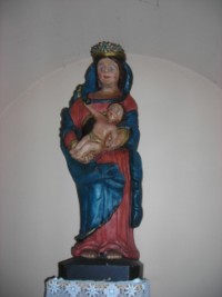 Dans l'église de Siersthal, une statue de la Sainte Verge à l'Enfant est une copie d'un statue du XVIIIe siècle, dérobée en 1972.
