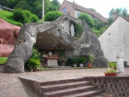 Une réplique de la grotte de Massabielle est érigée à droite de l'église Saint-Marc de Siersthal.