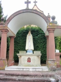 Dans le hameau de Holbach, un sanctuaire dédié à Notre-Dame de Fatima est érigé en 1938 sur les hauteurs du Wasenberg. Deux chapelles complèteront le petit lieu de pélerinage, construites en 1949-1953 et 1977.