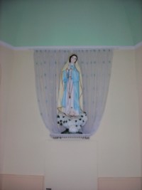 La statue de la Vierge de Fatima dans la première chapelle du sanctuaire.