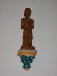 Une statue en bois de saint Joseph est installée dans l'ancienne chapelle, contre le mur gauche.