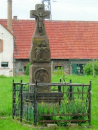 Une croix monumentale est érigée à proximité de la ferme du Légeret.