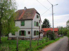 La maison forestière du Légeret se situe en bordure du chemin menant à la forêt " der Grosse Vasberg ".