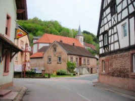 La belle église Saint-Marc, au centre du petit village de Siersthal, date du XVIIIe siècle.