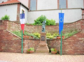 Le monument aux morts de la commune se situe au pied de l'église paroissiale.