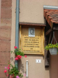 Sur la façade de l'école du village, une plaque rapelle que la maison abritait le noviciat, une école de formation pour les religieuses enseignantes de Saint-Jean-de-Bassel.