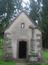 La façade de la chapelle et les deux croix qui lui sont adossées.