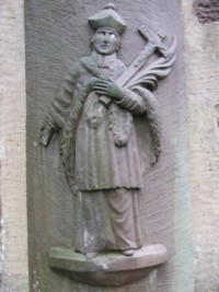 Relief de saint Jean Népomucène sur le fût de la croix érigée devant la Pauluskapelle à Soucht, en 1826.