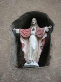 Une statue du Sacré-Cœur de Notre-Seigneur Jésus-Christ a été installée dans une niche surplombant la Pauluskapelle de Soucht.