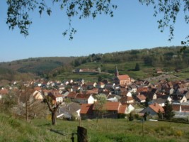 Panorama du village de Soucht et de l'église de l'Assomption de la Sainte Vierge.