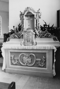 Le tabernacle et la niche qui le surplombe se trouvaient sur l'autel latéral droit jusqu'à une récente restauration (photographie du service régional de l'inventaire de Lorraine).