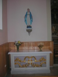 L'autel latéral gauche est dédié à l'Immaculée Conception de la Sainte Vierge.