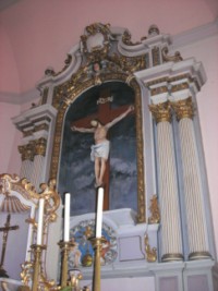 Le retable du maître-autel nous présente une majestueuse statue en demi-relief du Christ en Croix.