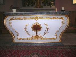 Un nouvel autel est installé suite aux permissions du concile Vatican II.