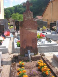 La tombe de Barbara Gerold date de 1848 et représente saint Pierre et sainte Barbe, les patrons du couple.