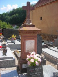 En grès rose, la tombe de la famille Meyer date de la première moitié du XXe siècle.