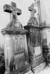Les tombes d'Andreas Schaff et de son épouse Magdalena Ohliger, sont réalisées par le même sculpteur (photographie du service régional de l'inventaire de Lorraine).