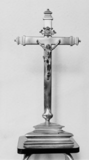 La croix d'autel est en laiton et en fonte (photographie du service régional de l'inventaire de Lorraine).