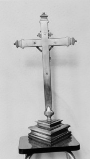 La croix date du XVIIIe siècle et est à comparer aux croix d'autel des églises de Lengelsheim et Loutzviller (photographie du service régional de l'inventaire de Lorraine).
