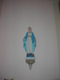 Une statue de l'Immaculée Conception de la Sainte Vierge domine l'autel latéral gauche.