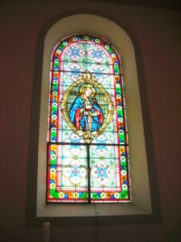 Sainte Catherine d'Alexandrie est représentée sur un vitrail du chœur.
