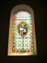 Sainte Odile est représentée sur un vitrail du chœur de la chapelle de Bousseviller qui lui est dédiée.
