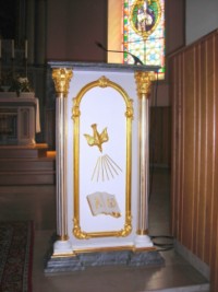 L'ambon a été réalisé en harmonie avec le maître-autel et le nouvel autel.