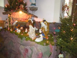 La crèche mise en place pour Noël 2009 devant l'autel de la Sainte Vierge.