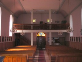 Vue intérieure de la chapelle vers la tribune.
