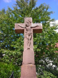 Le croisillon de la croix de cimetière.