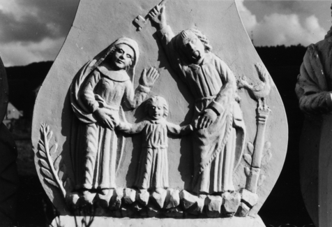 La Sainte Famille apparaît sur un calvaire édifié dans la première moitié du XIXe siècle à Breidenbach, dans la rue d'Eschviller (photographie du Service régional de l'inventaire de Lorraine).