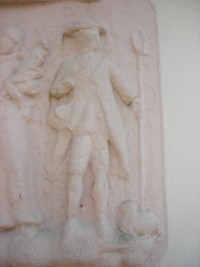Avec son chapeau de berger et sa culotte courte, saint Wendelin est représenté sur la croix monumentale adossée à la chapelle du hameau d'Olsberg, à Breidenbach.